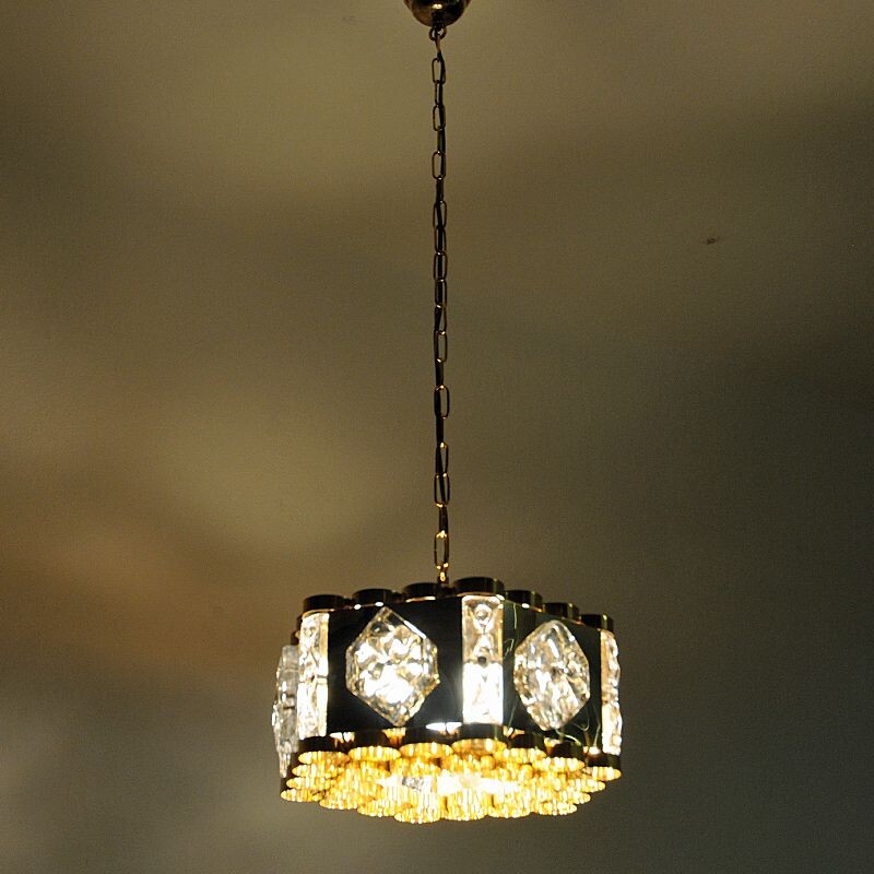 Lámpara de suspensión vintage de latón y cristal de As Metall, Noruega 1970