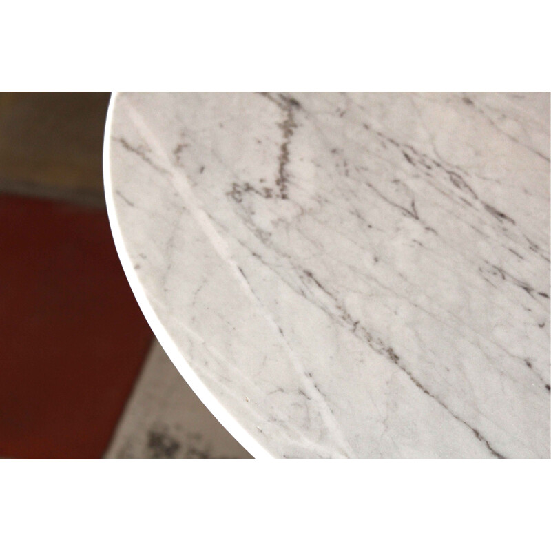 Bandeja redonda vintage de mármol de Carrara con estructura de hierro 1960