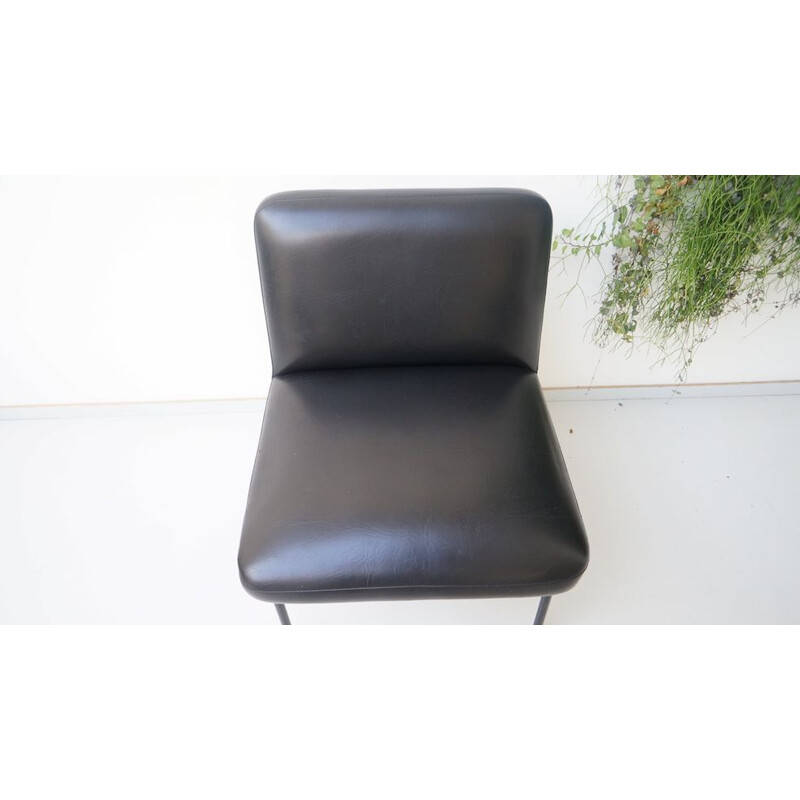 Fauteuil vintage Meurop en faux cuir noir