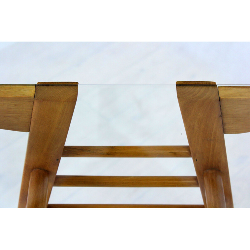 Table basse vintage en bois avec plateau en verre de František Jirák 1960