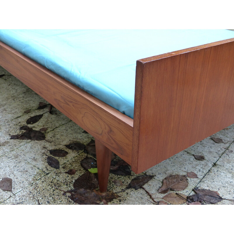 Scandinavian teak bed - 60