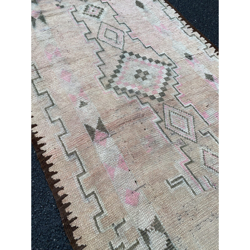 Vintage Berber carpet Boujaad in hand woven wool