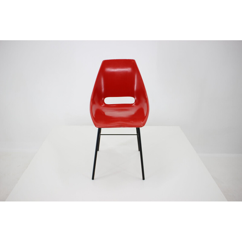 Juego de 3 sillas vintage de fibra de vidrio roja, Checoslovaquia 1960