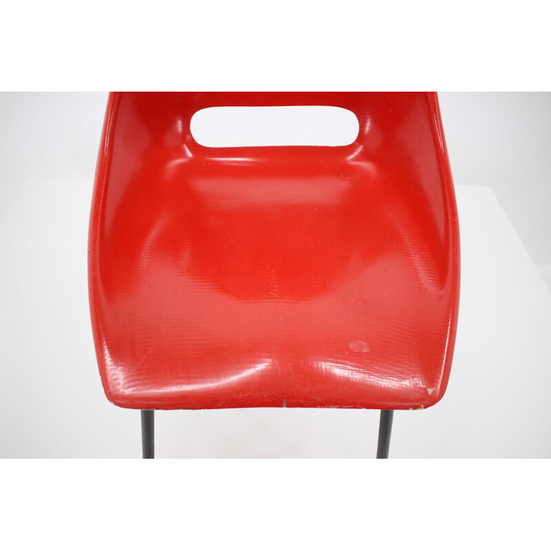 Juego de 3 sillas vintage de fibra de vidrio roja, Checoslovaquia 1960