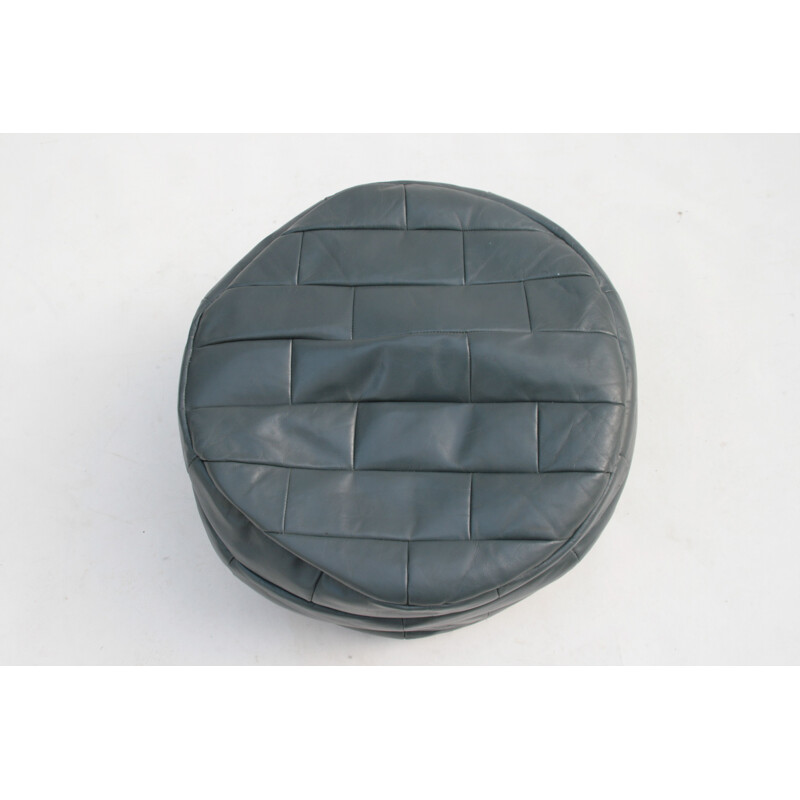 Vintage round sede pouffe in grey leather patchwork 1970s