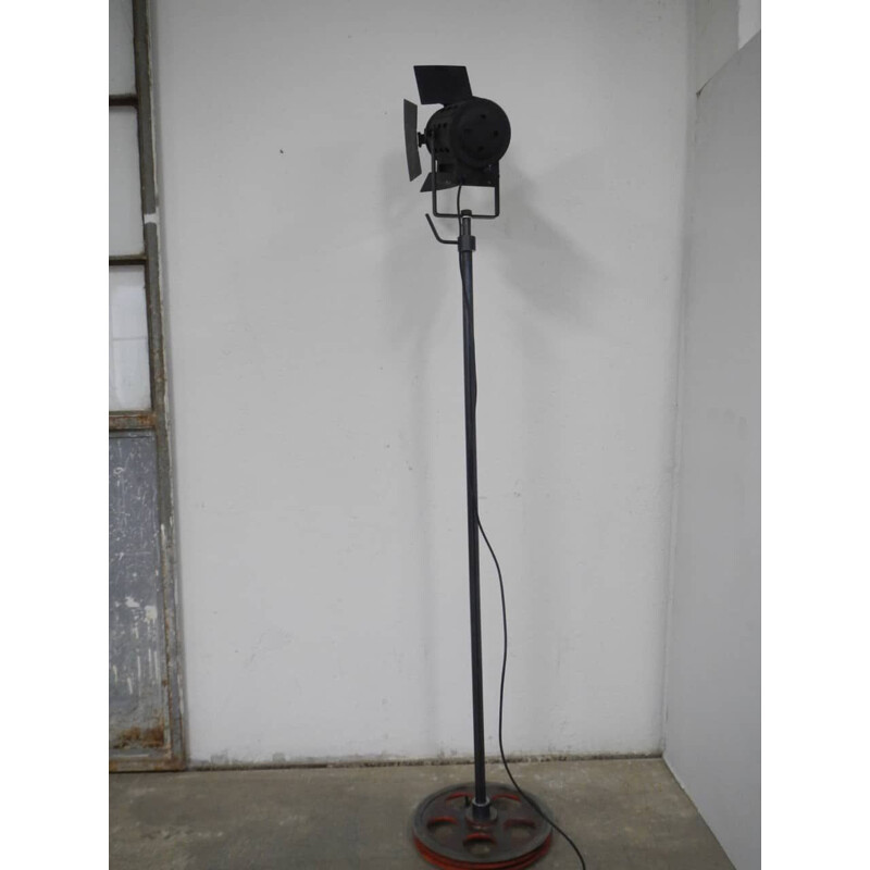 Lámpara de pie vintage con base de polea industrial, 1950