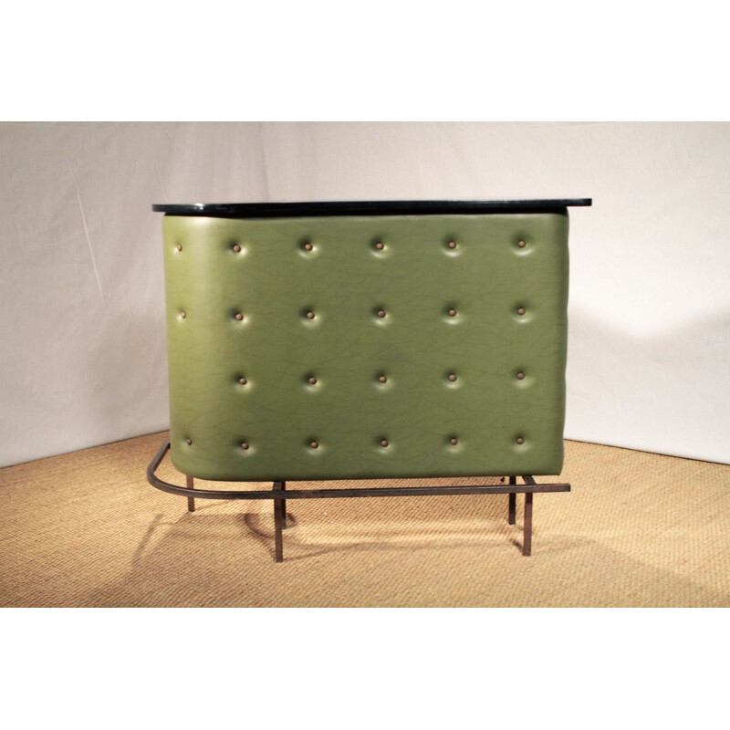 Bar d'angle en skai vert olive et métal, Jacques ADNET - 1950