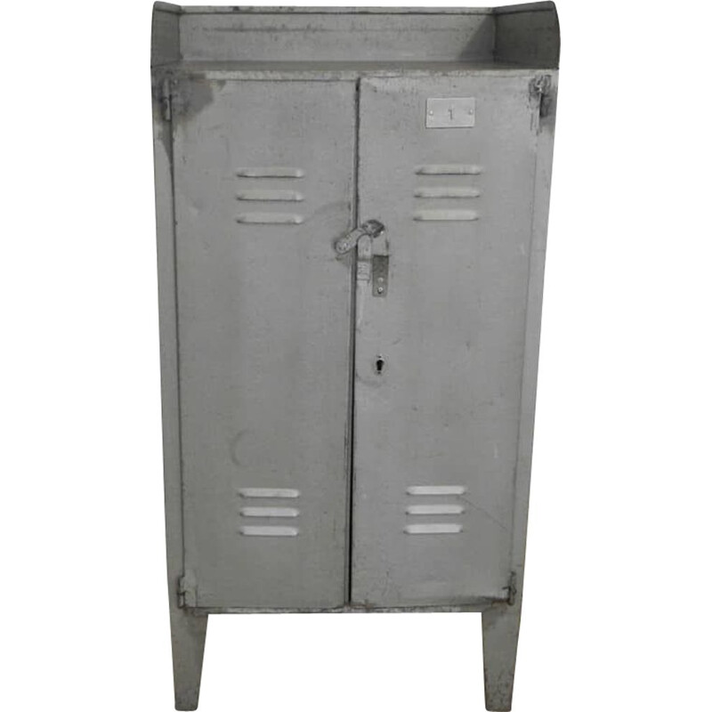 Vintage-Werkstattschrank aus Metall mit zwei patinierten Türen, 1970