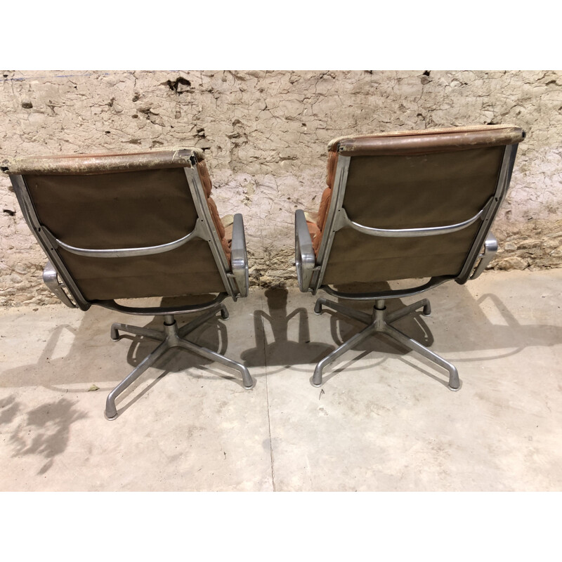Paire de fauteuils vintage de Charles et Ray Eames en cuir et aluminium 1960