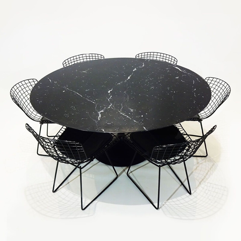 Original Eero Saarinen black marble tulip dining table and black Bertoia wire chairs