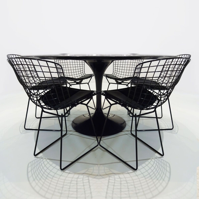 Table vintage tulipe Knoll en marbre noir par Eero Saarinen et chaises Wire noirs par Bertoia