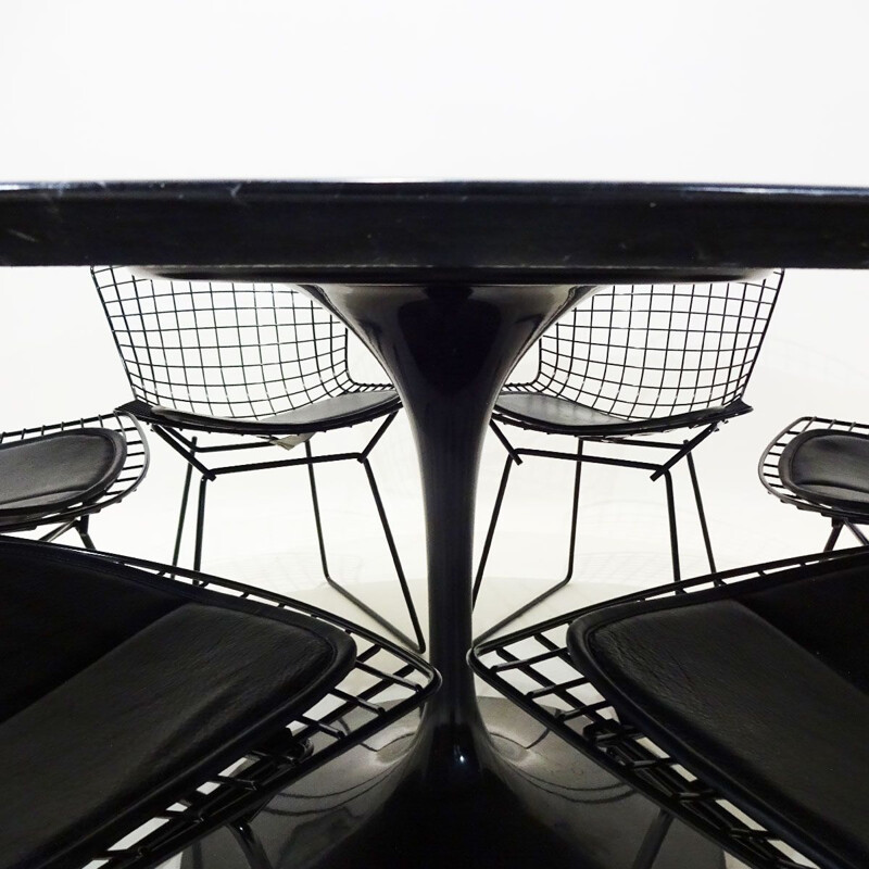 Original Eero Saarinen black marble tulip dining table and black Bertoia wire chairs