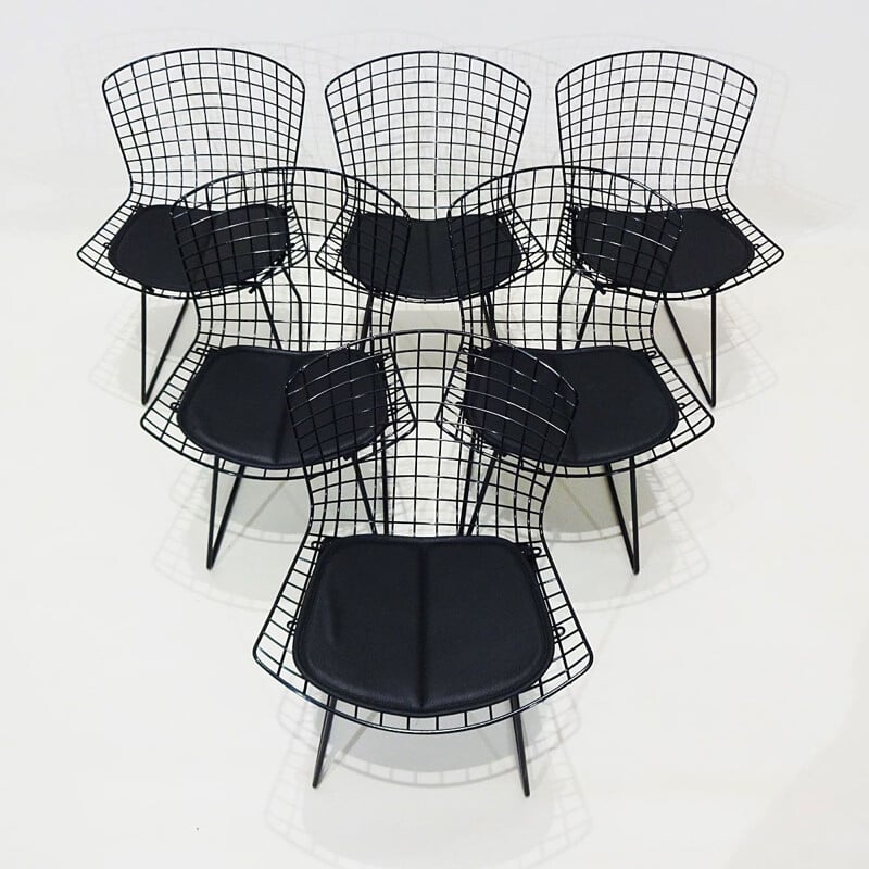 Original Eero Saarinen black marble tulip dining table and black Bertoia wire chairs