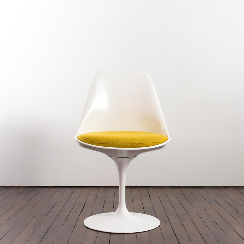 Vintage Tulip chair by Eero Saarinen for Knoll International 1957s