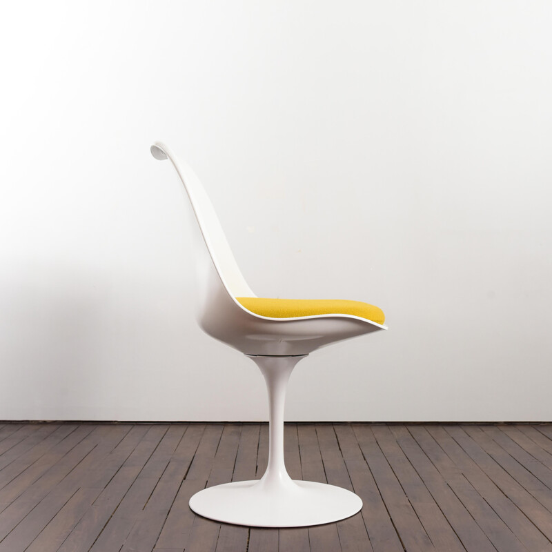 Vintage Tulip chair by Eero Saarinen for Knoll International 1957s