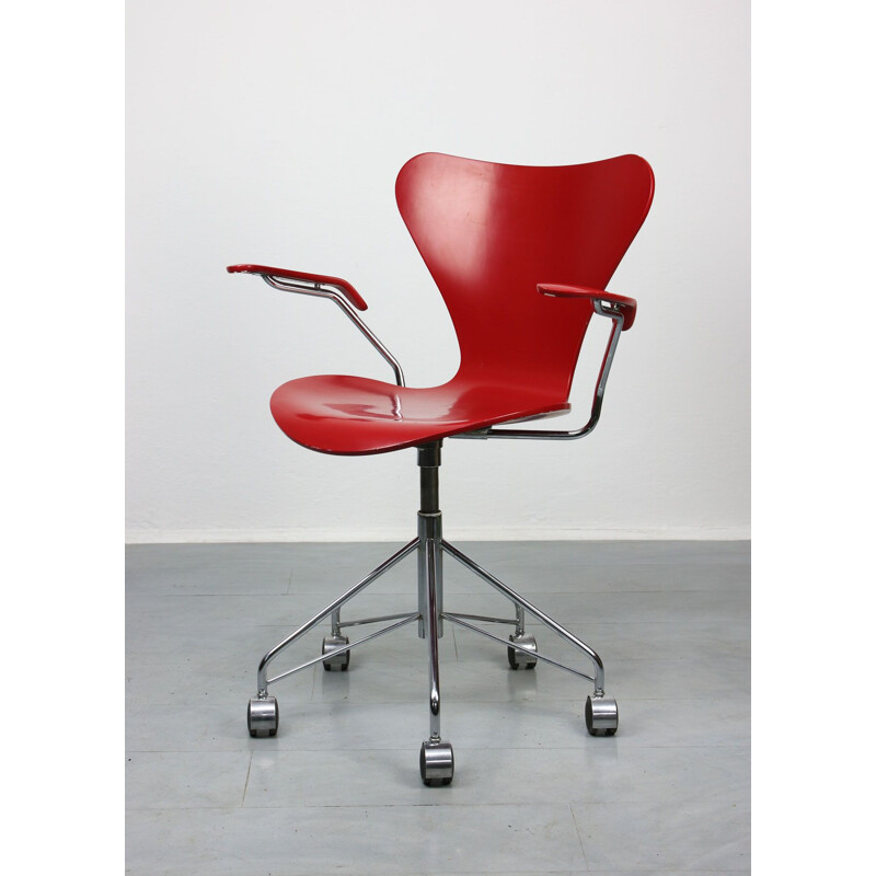 Chaise pivotante Vintage Modèle 3217 Rouge par Arne Jacobsen pour Fritz Hansen