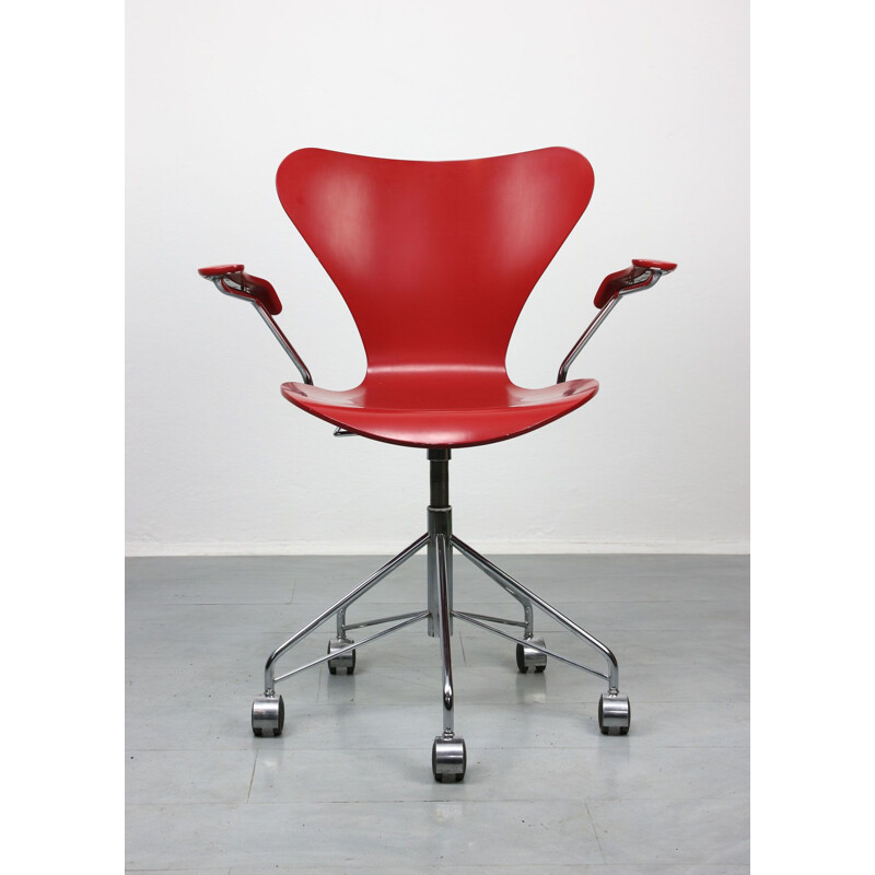 Vintage Model 3217 Red Swivel Chair by Arne Jacobsen for Fritz Hansen