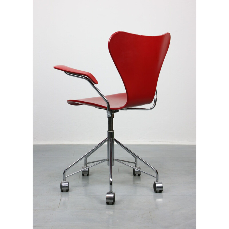 Vintage Model 3217 Red Swivel Chair by Arne Jacobsen for Fritz Hansen