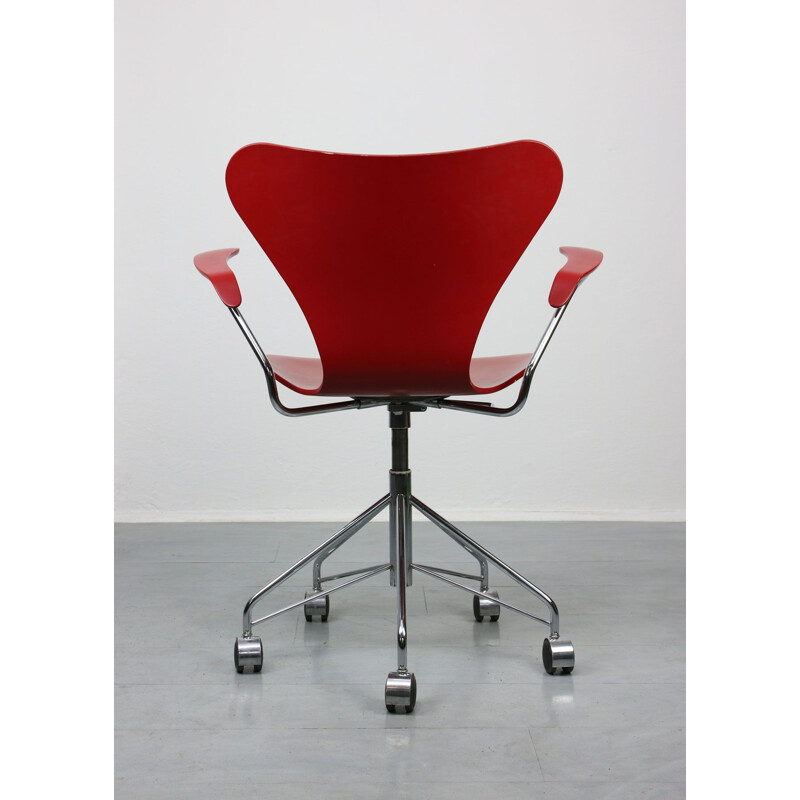 Vintage Model 3217 Red Swivel Chair by Arne Jacobsen for Fritz Hansen