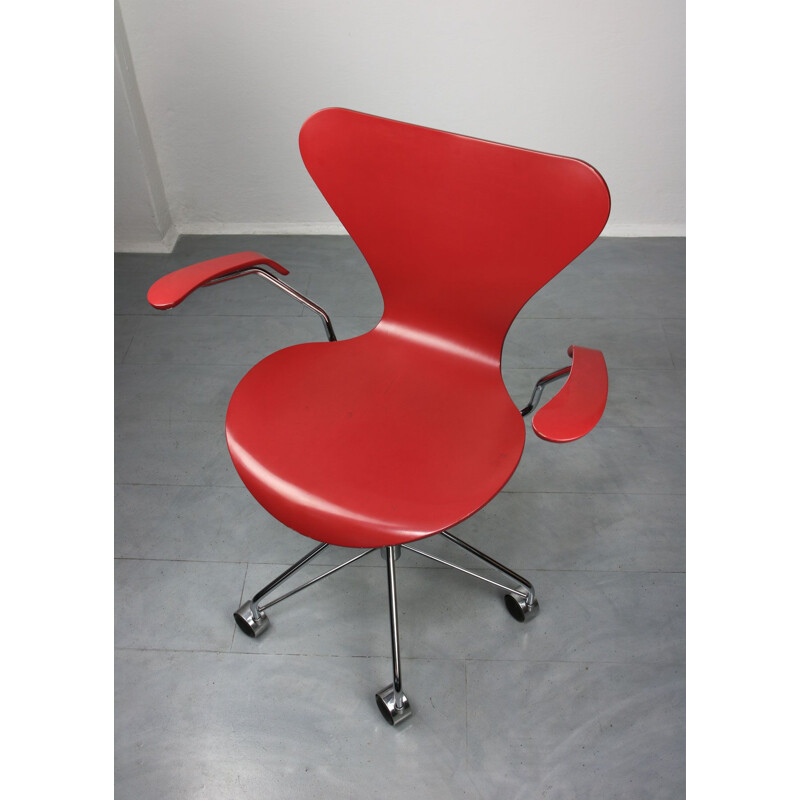 Chaise pivotante Vintage Modèle 3217 Rouge par Arne Jacobsen pour Fritz Hansen
