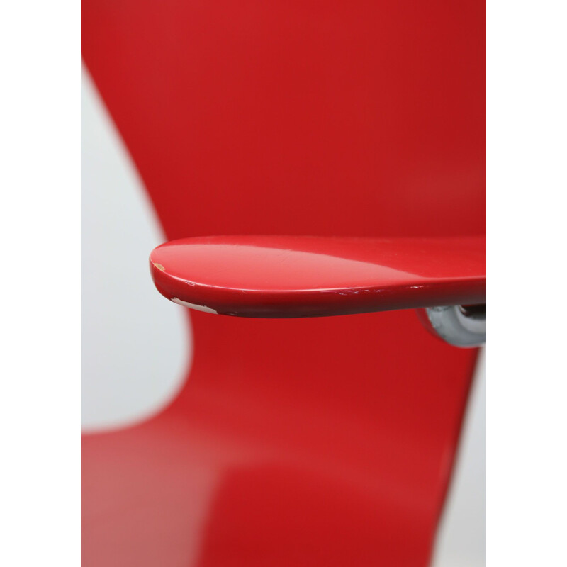Vintage Model 3217 Red Swivel Chair by Arne Jacobsen for Fritz Hansen