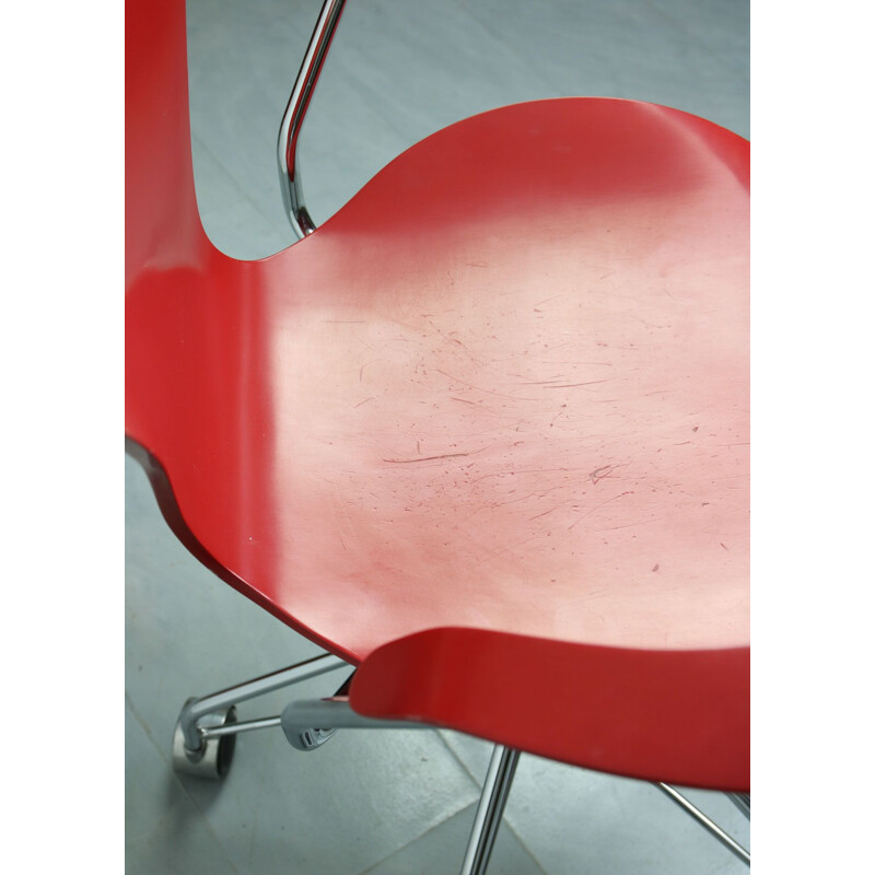 Vintage Model 3217 Red Swivel Chair by Arne Jacobsen for Fritz Hansen