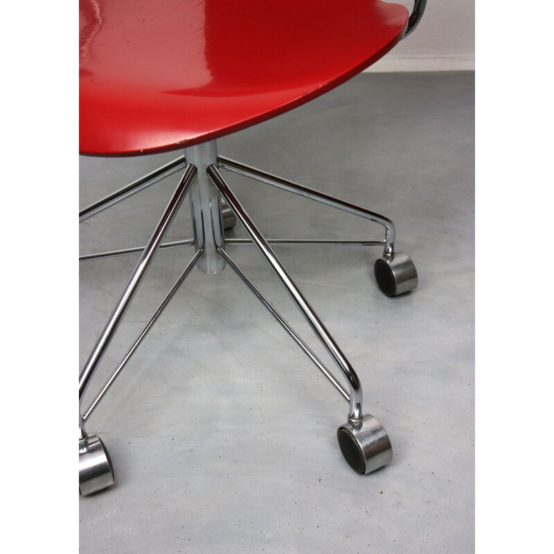 Vintage Model 3217 Red Swivel Chair by Arne Jacobsen for Fritz Hansen