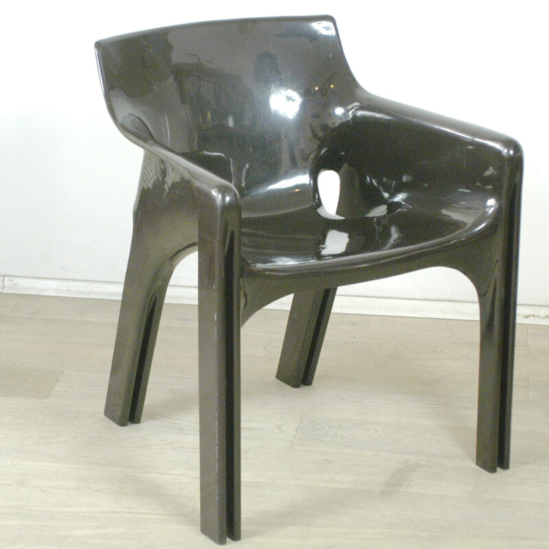 Chaise "Gaudi" Artemide en fibre de verre brun foncé, Vico MAGISTRETTI - 1970