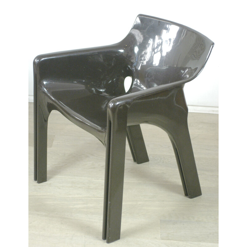 Chaise "Gaudi" Artemide en fibre de verre brun foncé, Vico MAGISTRETTI - 1970
