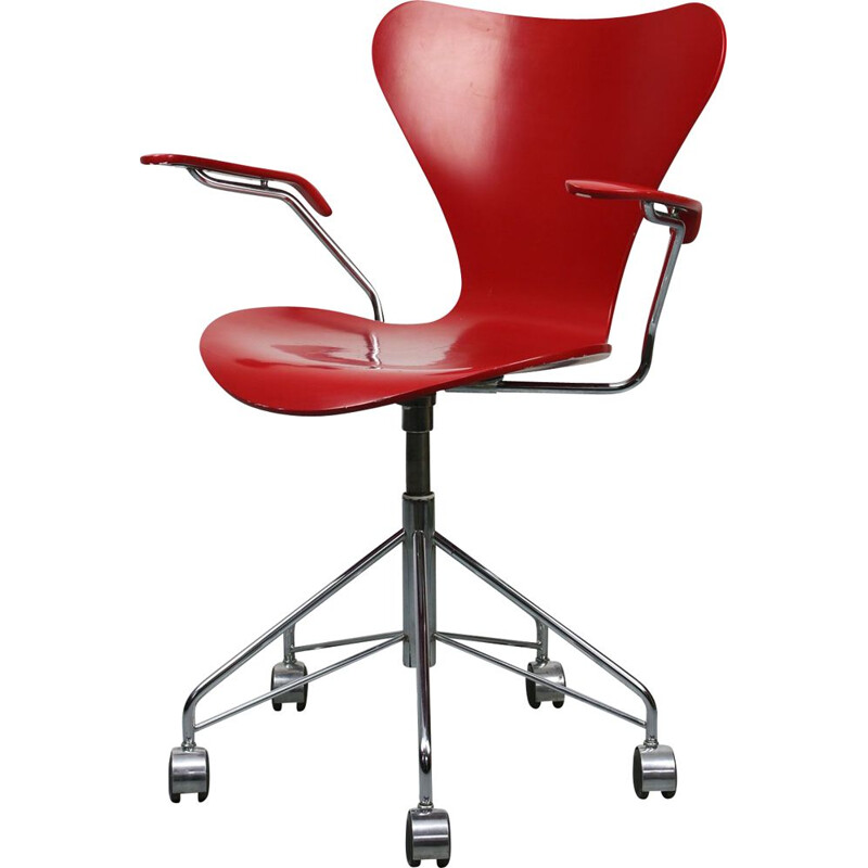 Vintage Model 3217 Red Swivel Chair by Arne Jacobsen for Fritz Hansen