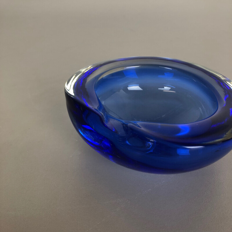 Cenicero vintage de cristal azul de Murano 1970