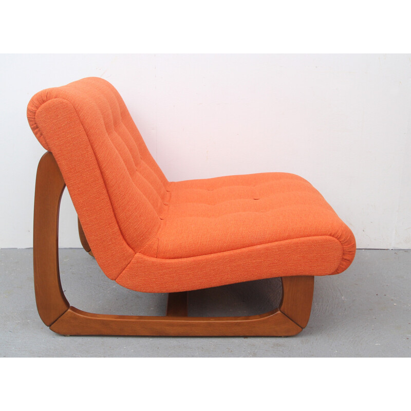 Fauteuil lounge en bois massif et tissu orange - 1970