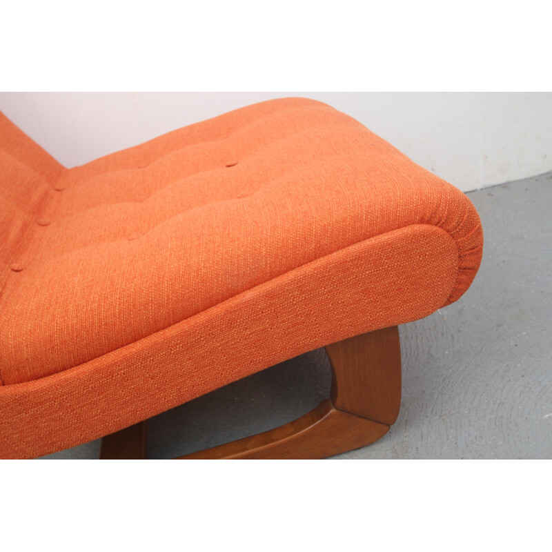 Fauteuil lounge en bois massif et tissu orange - 1970