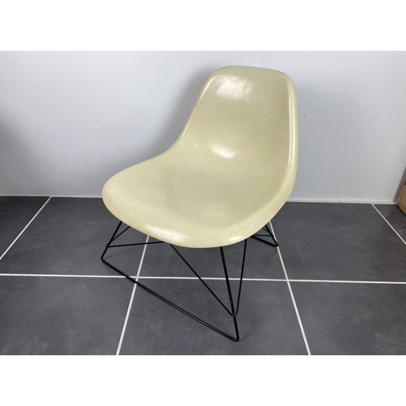 Vintage lounge chair in white glass fibre Charles & Ray Eames