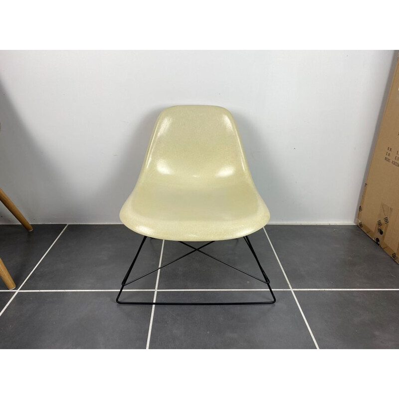 Vintage lounge chair in white glass fibre Charles & Ray Eames