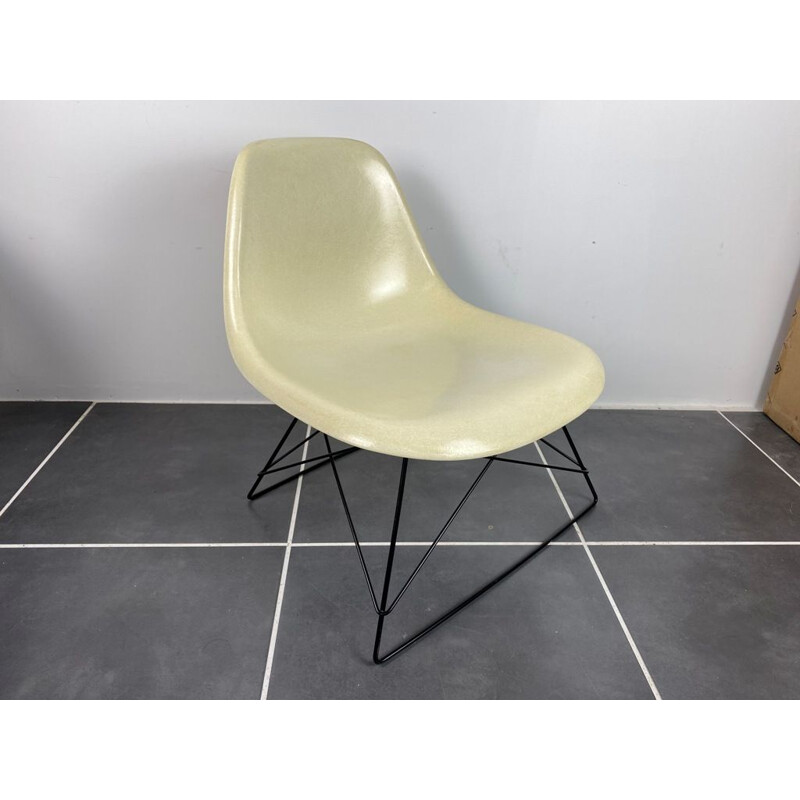 Vintage lounge chair in white glass fibre Charles & Ray Eames