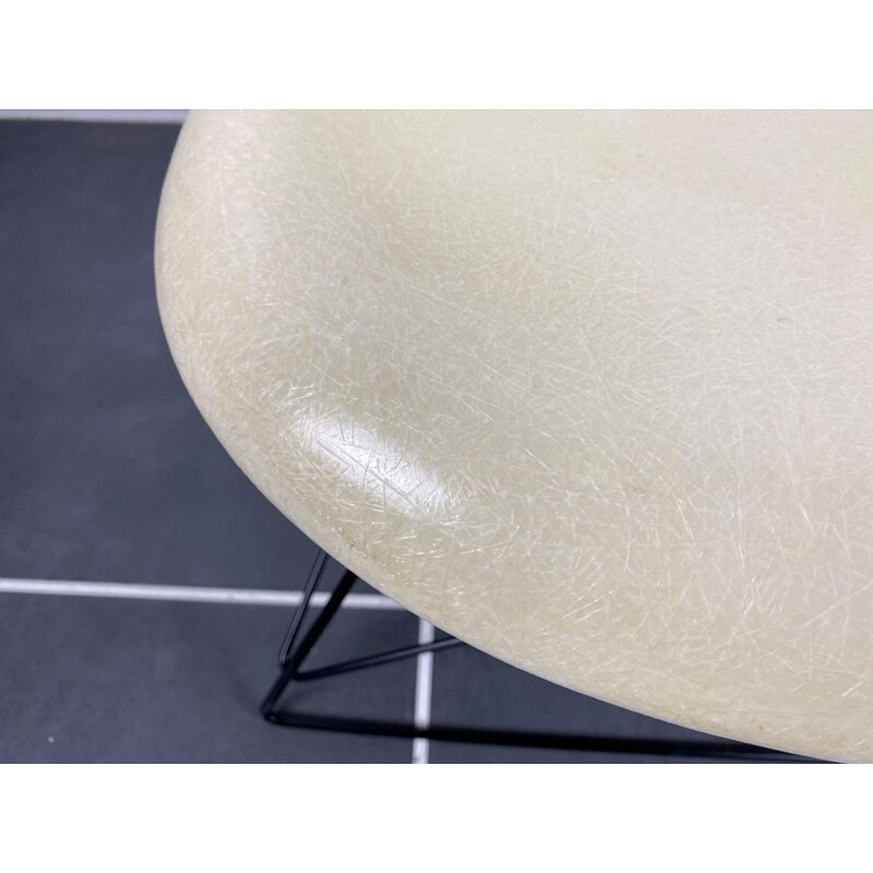 Fauteuil lounge vintage en fibre de verre blanche Charles & Ray Eames