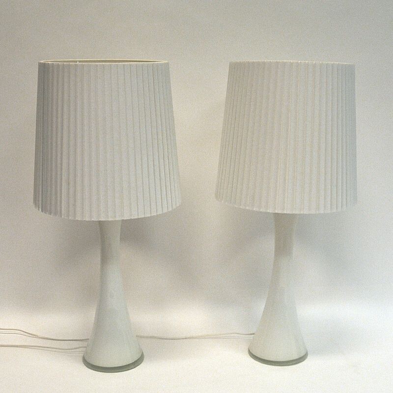 Paire de lampes de table vintage en verre blanc de Berndt Nordstedt pour Bergboms Suède 1960
