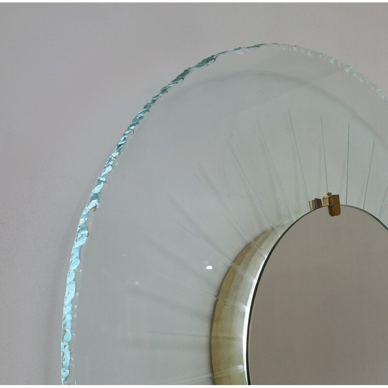 Espejo vintage de cristal y latón iluminado por el sol, Italia