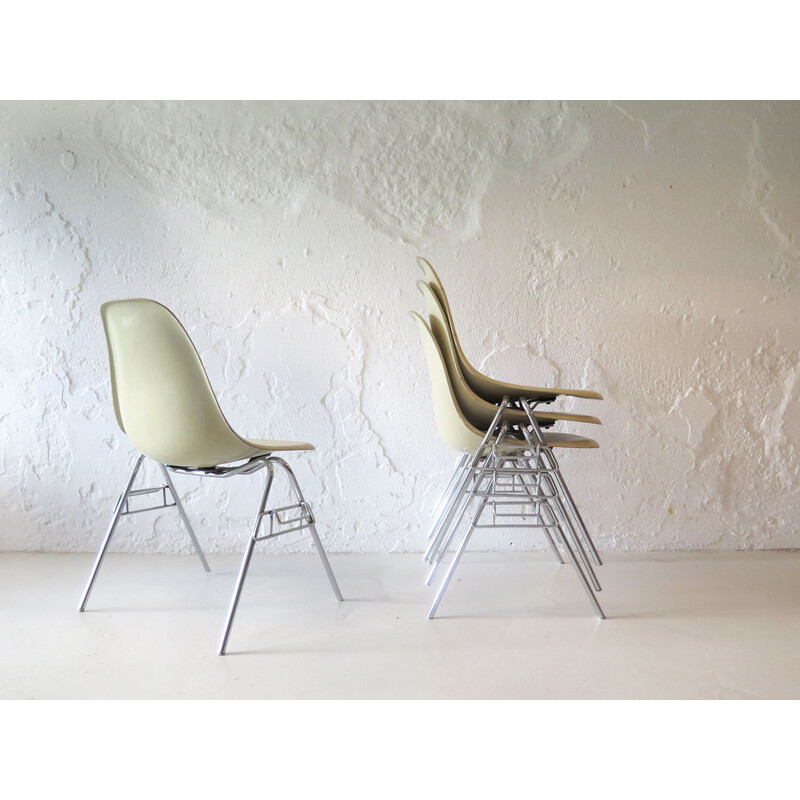 Conjunto de 4 cadeiras de fibra de vidro vintage Eames DCW