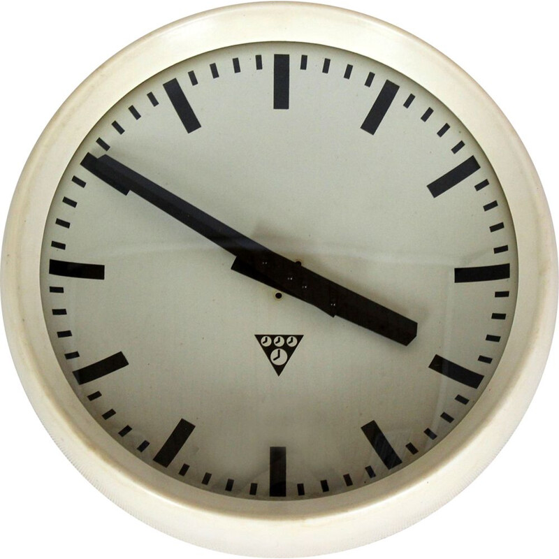 Reloj ferroviario vintage de baquelita blanca de Pragotron, 1950