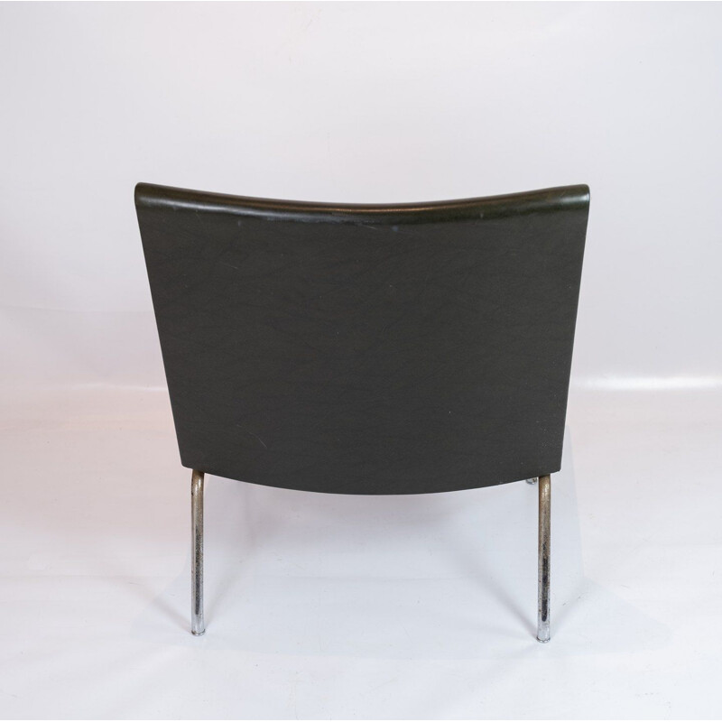 Coppia di sedie vintage modello AP37 in pelle nera di Hans J. Wegner per Ap Stolen, 1950