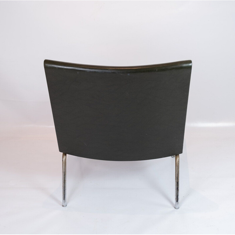 Paar vintage stoelen model AP37 in zwart leer van Hans J. Wegner voor Ap Stolen, 1950