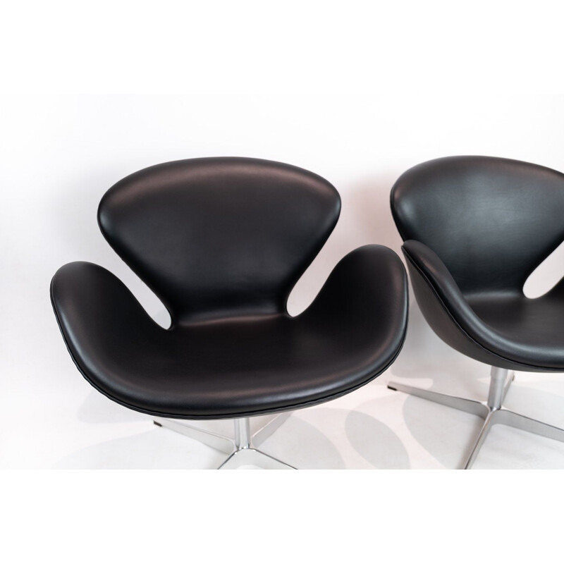 Pair of vintage swan armchairs "3320" by Arne Jacobsen for Fritz Hansen, 1958