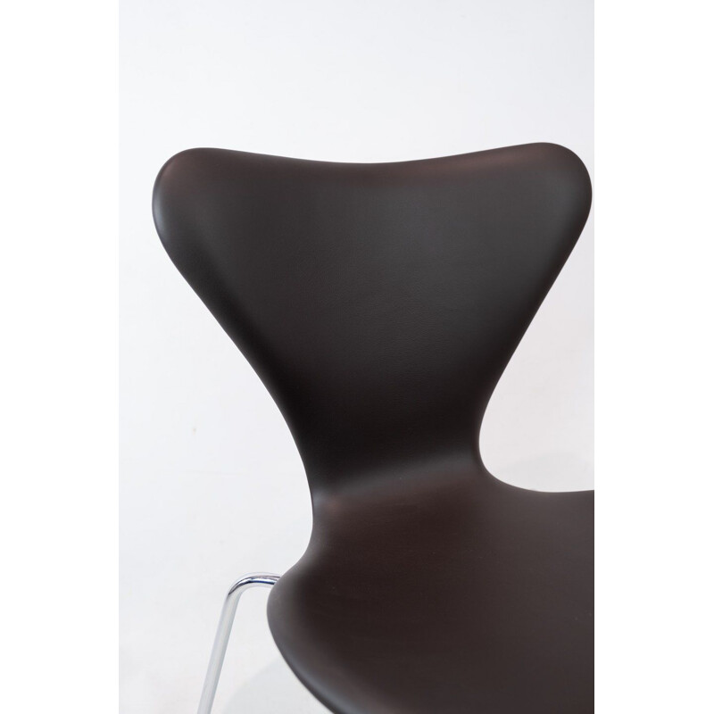 Cadeira de sete vindimas por Arne Jacobsen e Fritz Hansen