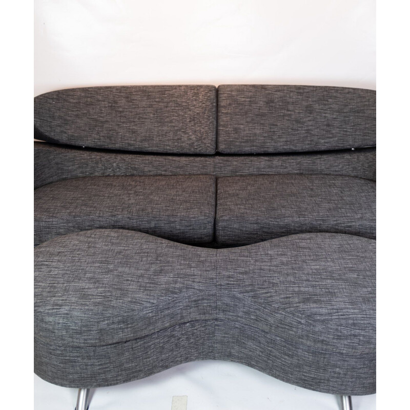 Sofá vintage de dos plazas en tejido de lana gris con taburete de la marca noruega Brunstad