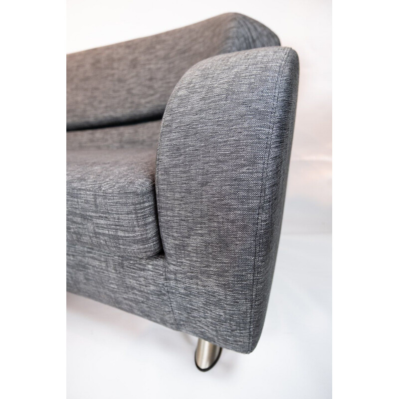 Sofá Vintage de dois lugares em tecido de lã cinzenta com banquinho da marca norueguesa Brunstad
