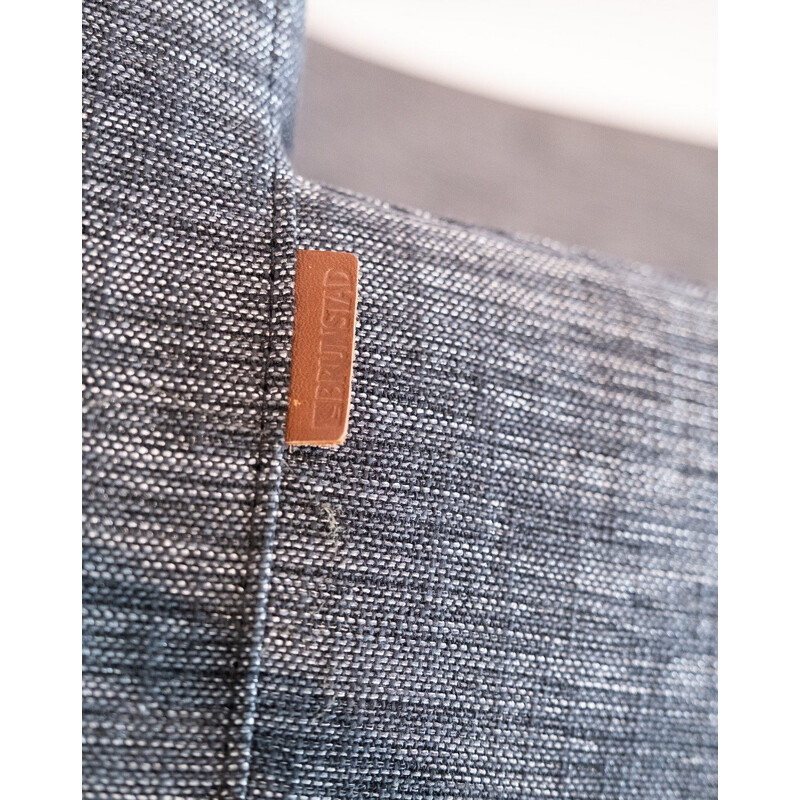 Canapé vintage deux places en tissu de laine gris avec tabouret de la marque norvégienne Brunstad