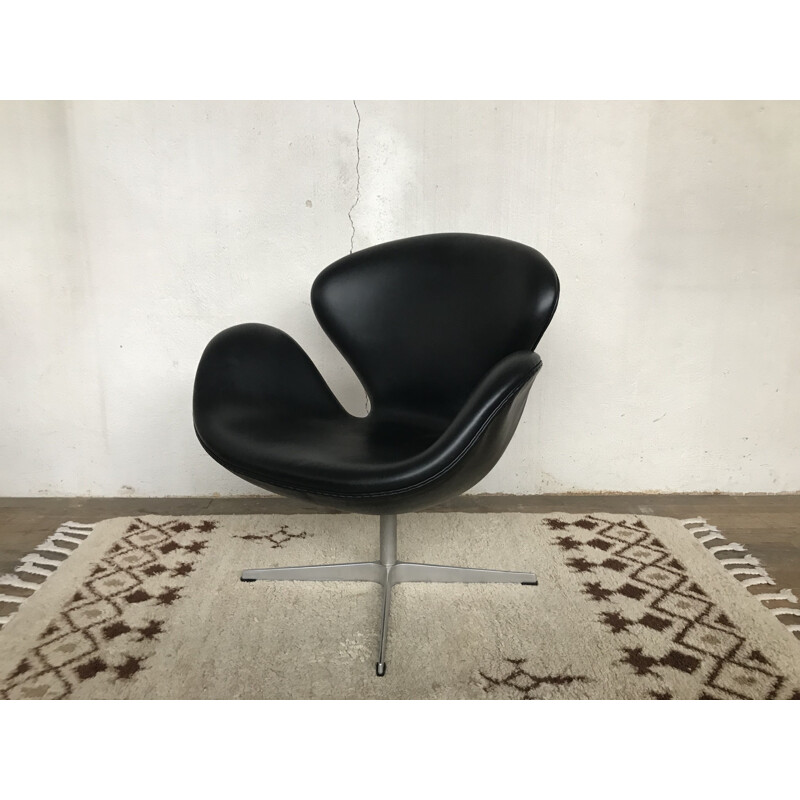 Vintage Swan armchair by Arne Jacobsen for Fritz Hansen 2002