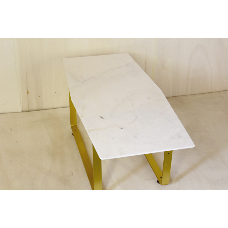 Table basse vintage en marbre et structure en fer doré 1970